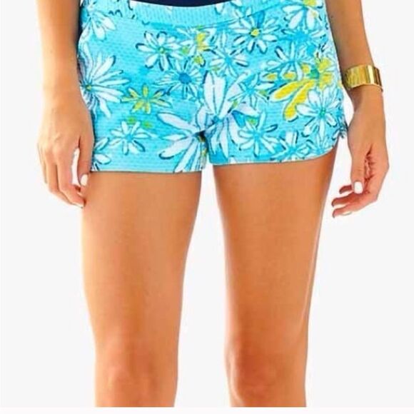 Lilly Pulitzer Addie Breakwater Blue Daisey All Over, size 10 Shorts - Picture 1 of 8